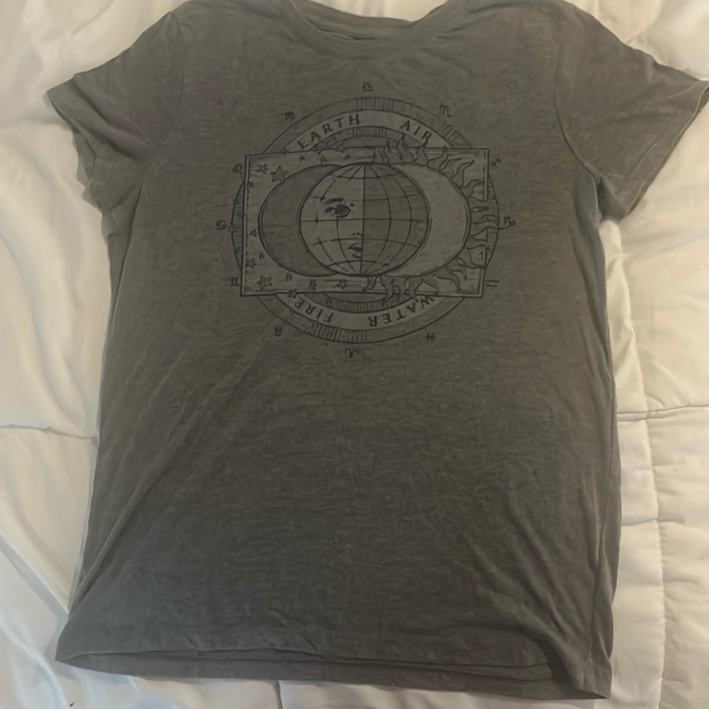 Grey graphic t-shirt 🦋